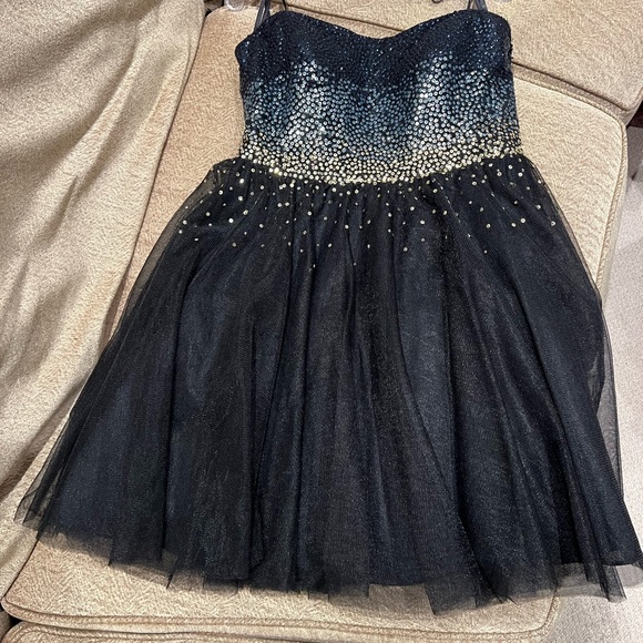 Beautiful Black Prom Dress with Sequins - Picture 2 of 5